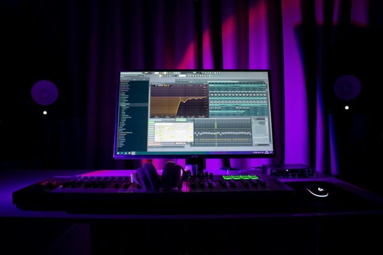 Computer music production studio — archive stock photograph