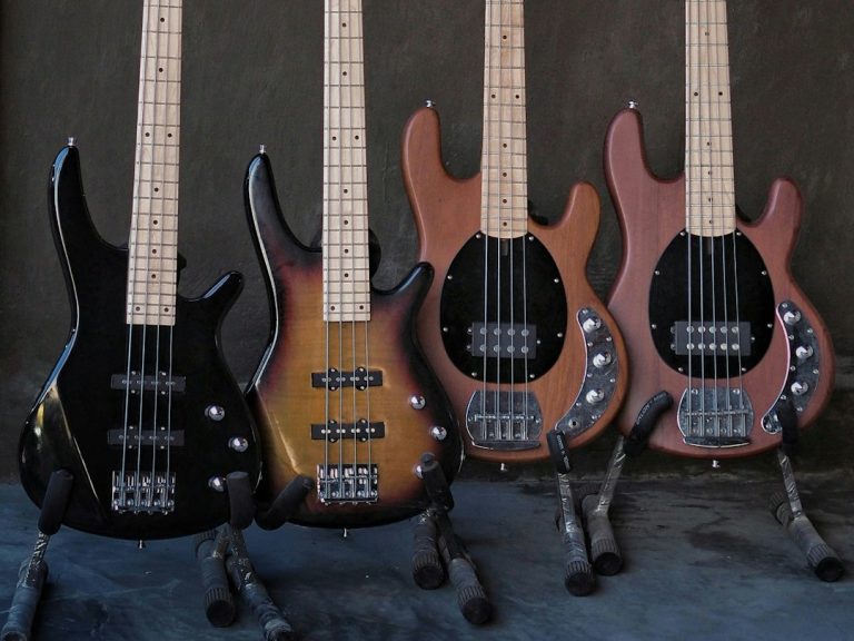 Bass guitar — stock photograph